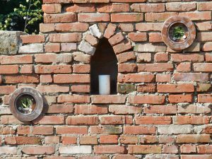 Strauchliebe Sichtschutz Backsteinmauer